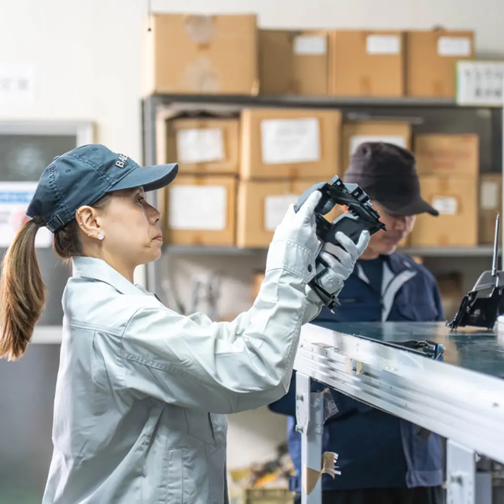 製品の取り出し、検査、梱包